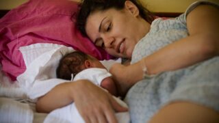 Světový týden kojení 2016: Každé druhé novorozeně dostává nevhodnou stravu