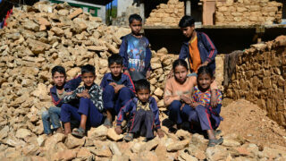 Po zemětřesení v Nepálu potřebuje pomoc 68 000 dětí