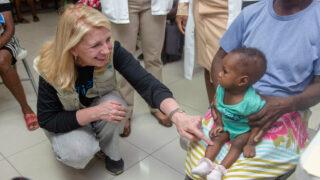 Násilí na Haiti zhoršuje tamní humanitární krizi. Děti hladoví