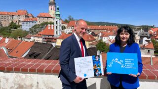 První v Česku: Český Krumlov převzal certifikát a kandidátské logo iniciativy Města přátelská k dětem