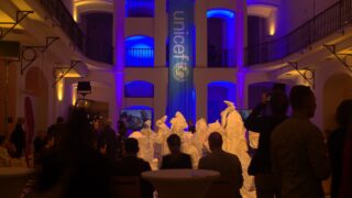 Když umění pomáhá: Aukce panenek zajistila pomoc pro 680 dětí