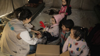 Teplo znamená naději: Pomozte dětem přežít krutou zimu