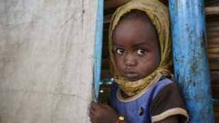 Děti v&nbsp;Dárfúru žijí ve stínu války: 20 let utrpení, hladu a&nbsp;vysídlení