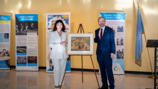 Světová premiéra v&nbsp;New Yorku: veřejnost poprvé spatřila originál první pohlednice UNICEF z&nbsp;Československa
