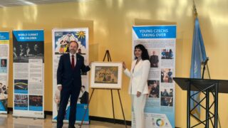 Světová premiéra v&nbsp;New Yorku: veřejnost poprvé spatřila originál první pohlednice UNICEF z&nbsp;Československa