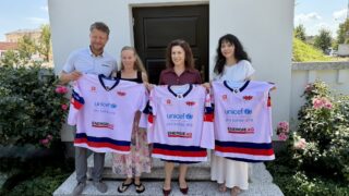 Když hokej pomáhá: Dražba unikátních růžových dresů